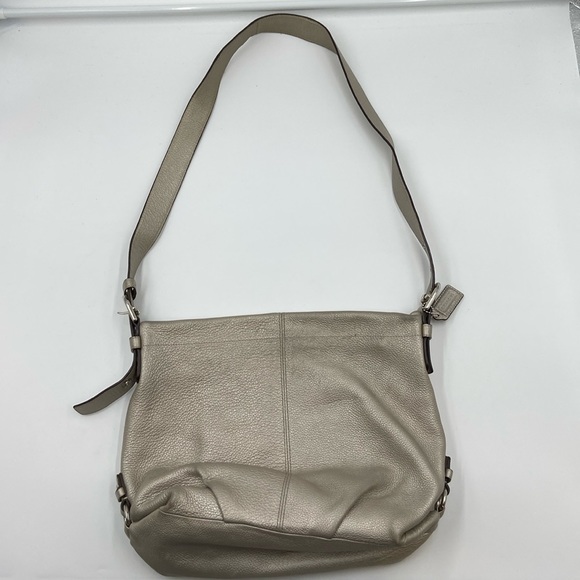 Coach shoulder/converts to cross body bag, silver pebbled leather hobo style - Picture 1 of 10